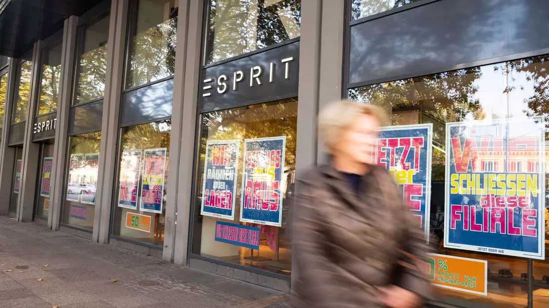Einige Geschäfte von Esprit in Deutschland werden nun doch erst später geschlossen als geplant. - Bild: Alicia Windzio/dpa