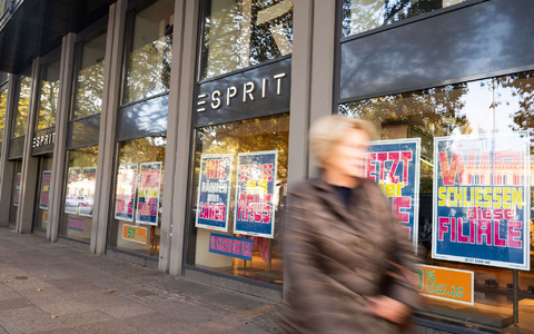 Einige Geschäfte von Esprit in Deutschland werden nun doch erst später geschlossen als geplant. - Foto: Alicia Windzio/dpa