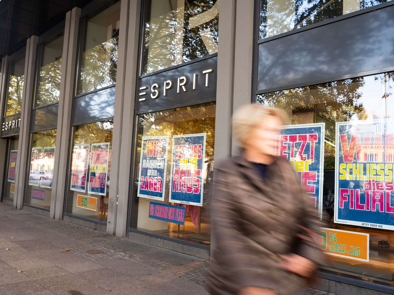 Einige Geschäfte von Esprit in Deutschland werden nun doch erst später geschlossen als geplant. - Foto: Alicia Windzio/dpa