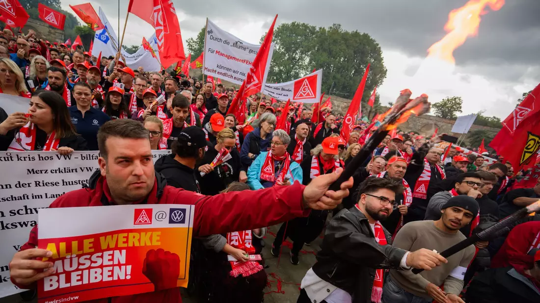 Bereits zur ersten Tarifrunde bei VW protestierten im September Tausende Metaller in Hannover vor dem Verhandlungssaal. (Archivbild) - Bild: Julian Stratenschulte/dpa