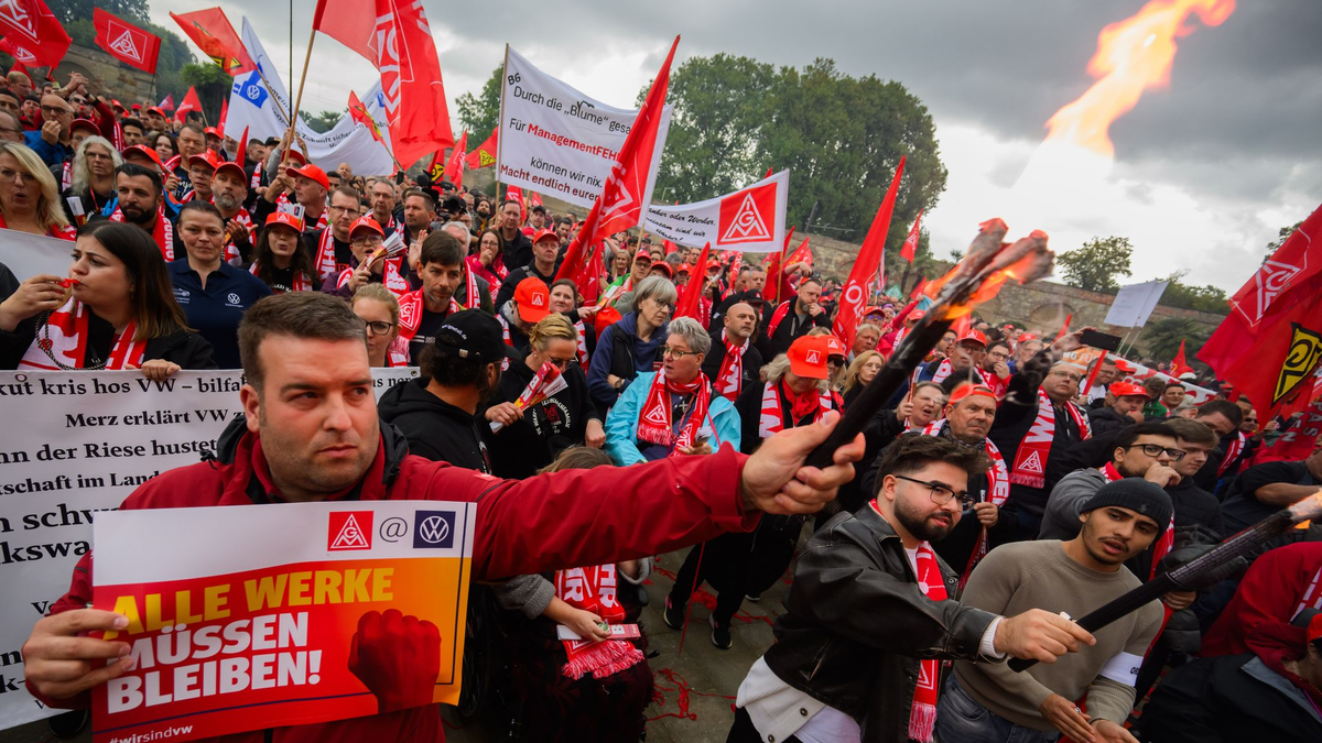 Bereits zur ersten Tarifrunde bei VW protestierten im September Tausende Metaller in Hannover vor dem Verhandlungssaal. (Archivbild) - Foto: Julian Stratenschulte/dpa