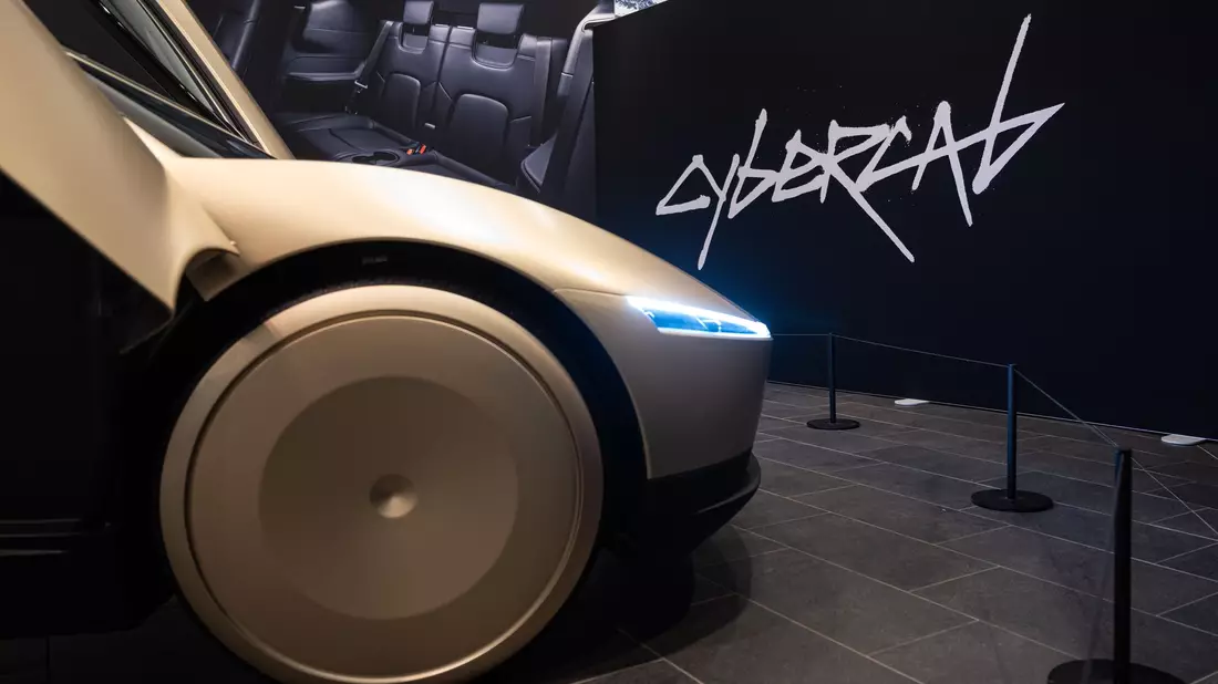 In dem zweisitzigen Tesla «Cybercab»gibt es kein Lenkrad. - Bild: Hannes P. Albert/dpa
