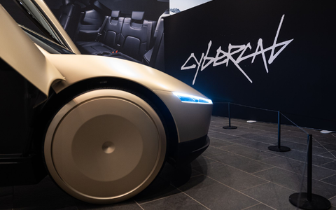 In dem zweisitzigen Tesla «Cybercab»gibt es kein Lenkrad. - Foto: Hannes P. Albert/dpa