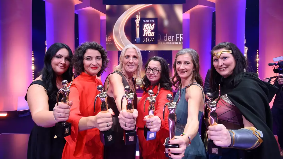 Starke Frauen, große Emotionen und viele Überraschungen: Das war die GOLDENE BILD der FRAU 2024/ Heike Rath gewinnt mit ihrem Projekt Lichtstrahl Uganda e.V. in diesem Jahr den Publikumspreis - Bild: presseportal.de