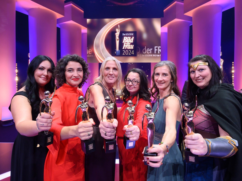 Starke Frauen, große Emotionen und viele Überraschungen: Das war die GOLDENE BILD der FRAU 2024/ Heike Rath gewinnt mit ihrem Projekt Lichtstrahl Uganda e.V. in diesem Jahr den Publikumspreis - Foto: presseportal.de