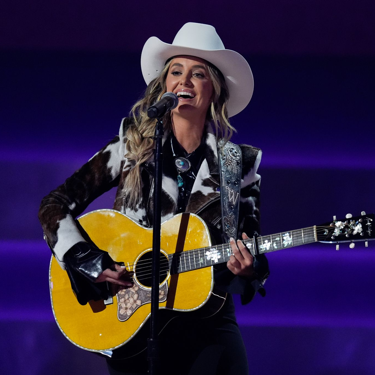 Preisträgerin Lainey Wilson stand auch als Gastgeberin auf der Bühne.  - Foto: George Walker IV/Invision via AP/dpa