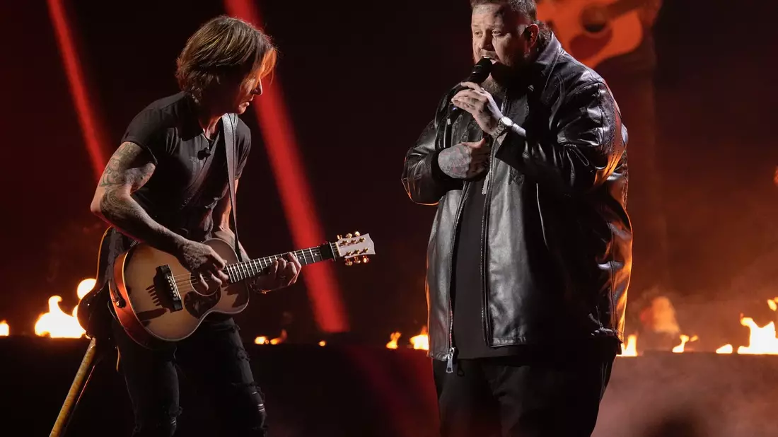 Viele Stars stehen bei der Vergabe der CMA-Preise auf der Bühne, darunter Keith Urban (l.) und Jelly Roll. - Bild: George Walker IV/Invision via AP/dpa