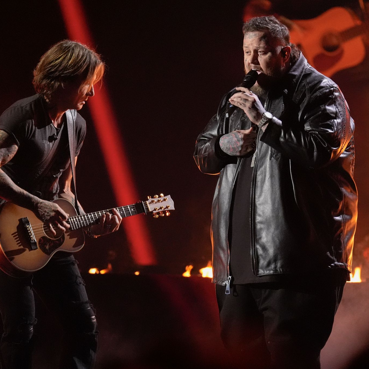Viele Stars stehen bei der Vergabe der CMA-Preise auf der Bühne, darunter Keith Urban (l.) und Jelly Roll. - Foto: George Walker IV/Invision via AP/dpa