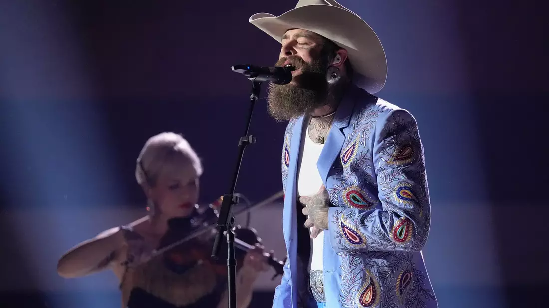 Rapper Post Malone tritt bei der Vergabe der Country-Preise auf.  - Bild: George Walker IV/Invision via AP/dpa
