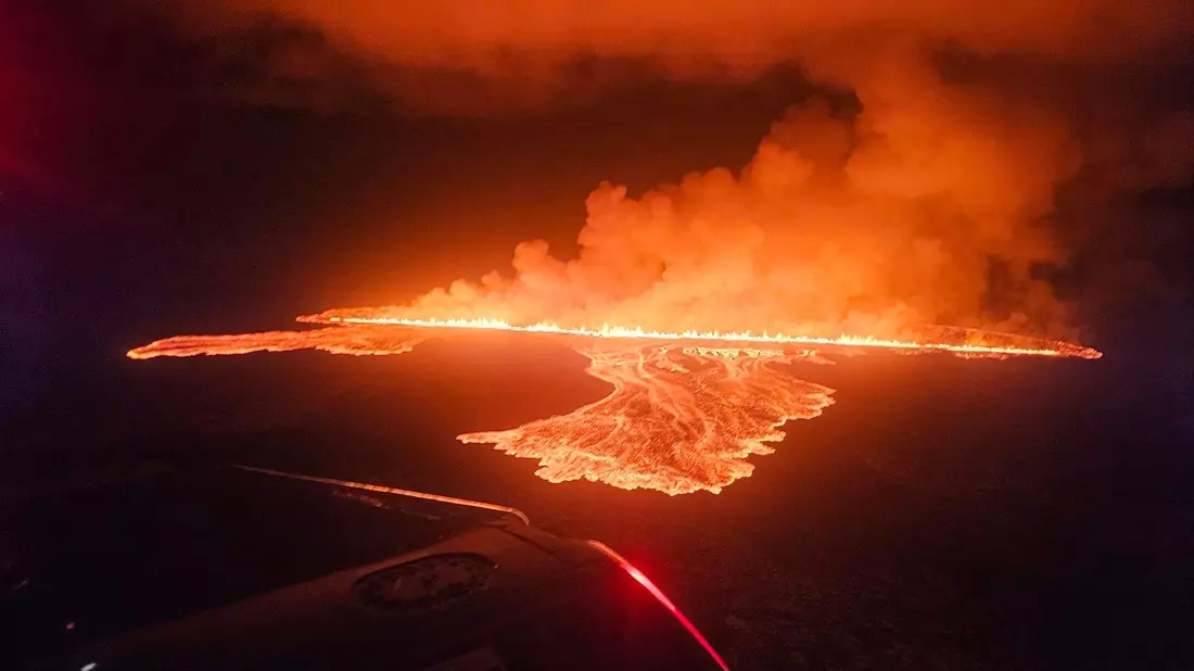 Auf Island hat sich abermals die Erde aufgetan. - Bild: -/Civil Protection in Iceland via AP/dpa