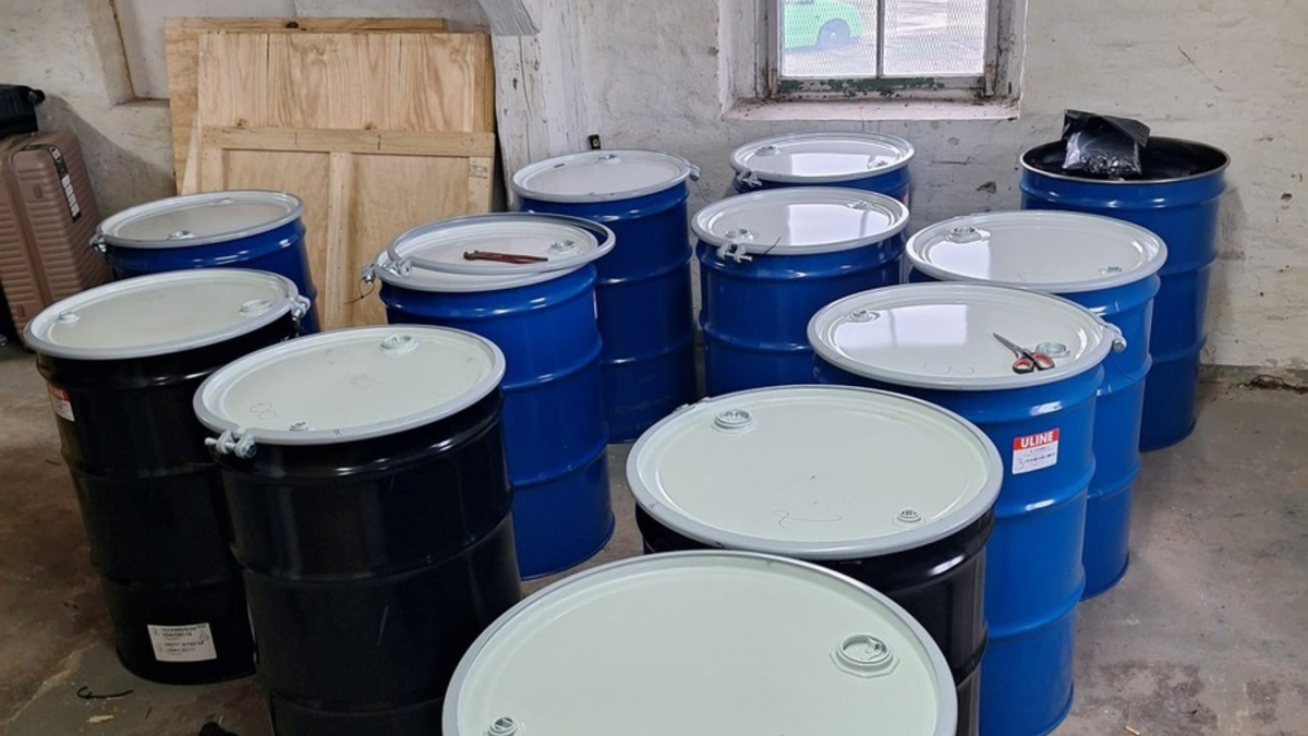 ZOLL-DD: GER Thüringen stellt 316 Kilogramm Marihuana, eine Waffe sowie 172.000 Euro sicher und nimmt sechs mutmaßliche Drogendealer fest - Foto: presseportal.de