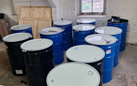 ZOLL-DD: GER Thüringen stellt 316 Kilogramm Marihuana, eine Waffe sowie 172.000 Euro sicher und nimmt sechs mutmaßliche Drogendealer fest - Foto: presseportal.de ZOLL-DD: GER Thüringen stellt 316 Kilogramm Marihuana, eine Waffe sowie 172.000 Euro sicher und nimmt sechs mutmaßliche Drogendealer fest - Foto: presseportal.de