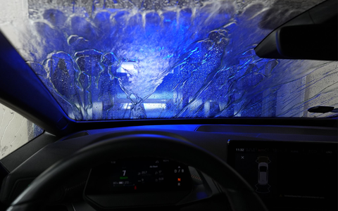 Wer haftet bei Fahrzeug-Schäden nach der Autowäsche? Der BGH hat geurteilt. - Foto: Marcus Brandt/dpa