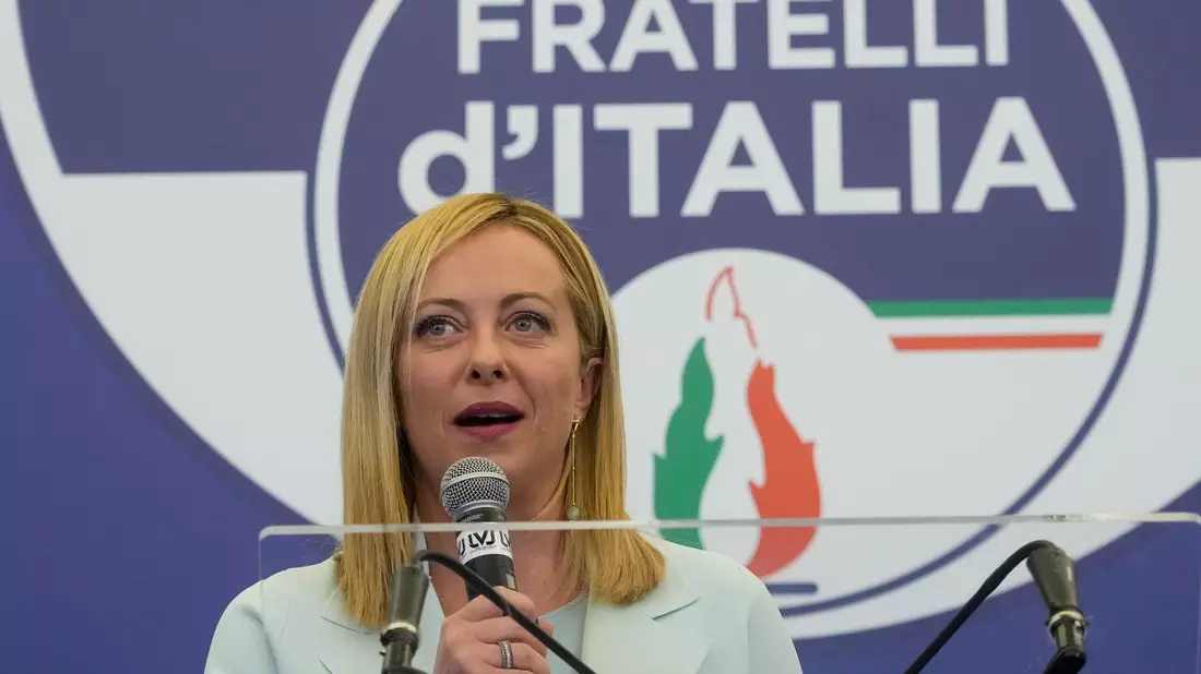 Giorgia Meloni sagte vor wenigen Jahren, sie sei stolz auf die Flamme. (Archivbild) - Bild: Gregorio Borgia/AP/dpa
