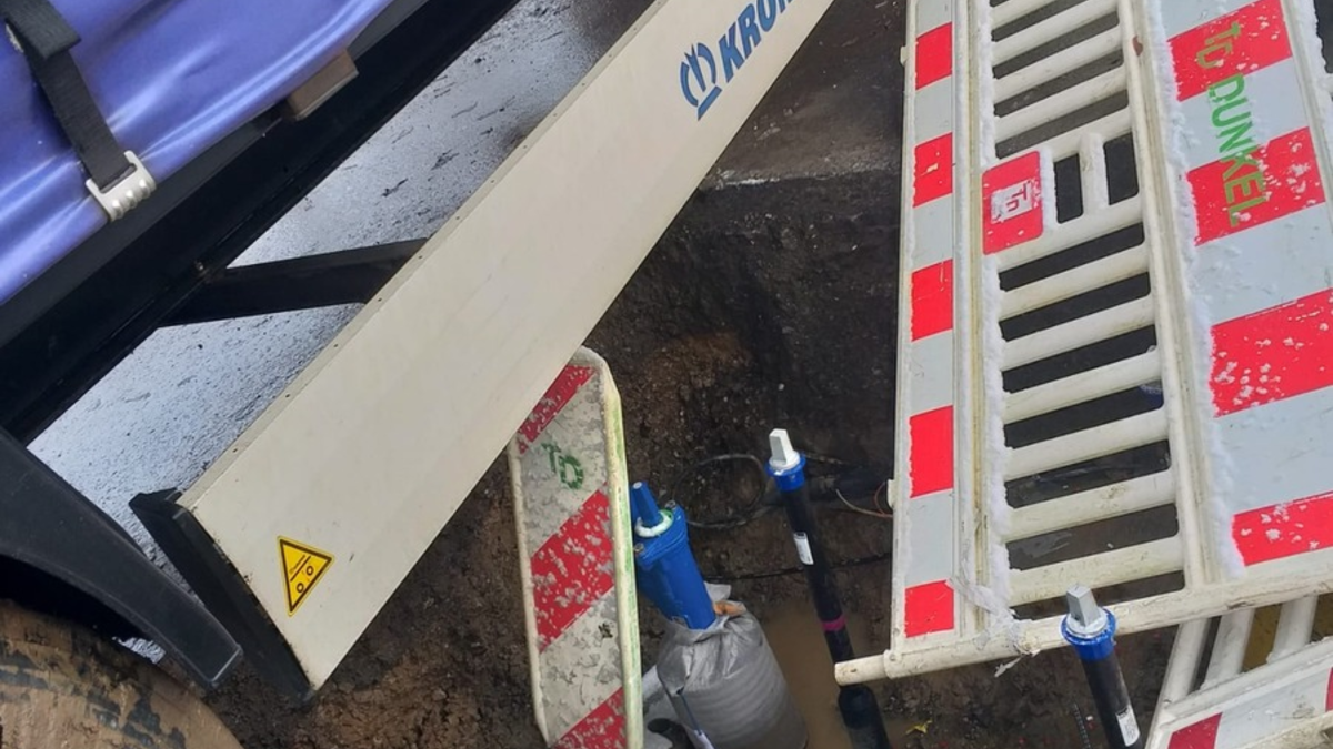 POL-MK: Lkw rangiert während Tiefbauarbeiten über Baugrube - Foto: presseportal.de