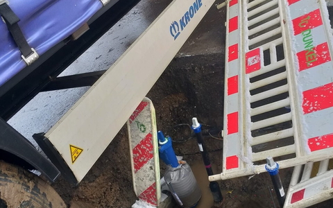 POL-MK: Lkw rangiert während Tiefbauarbeiten über Baugrube - Foto: presseportal.de