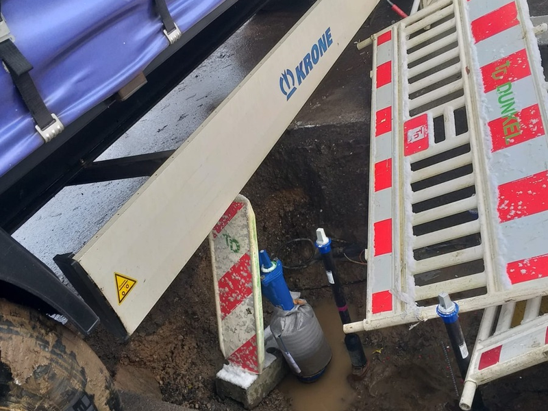 POL-MK: Lkw rangiert während Tiefbauarbeiten über Baugrube - Foto: presseportal.de