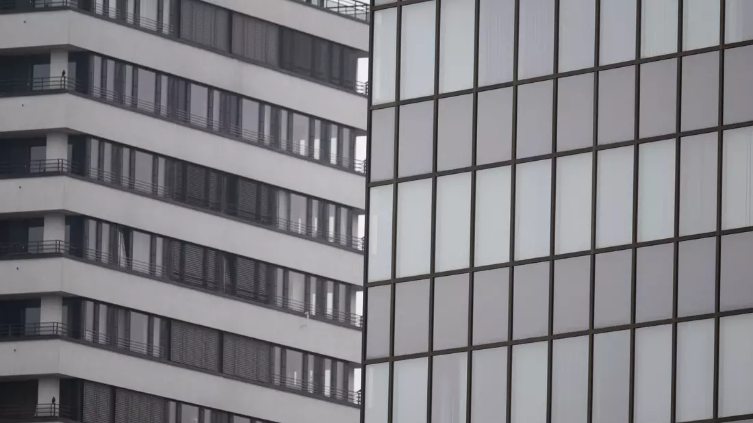 Markt für Gewerbeimmobilien unter Druck. (Symbolbild) - Bild: Boris Roessler/dpa