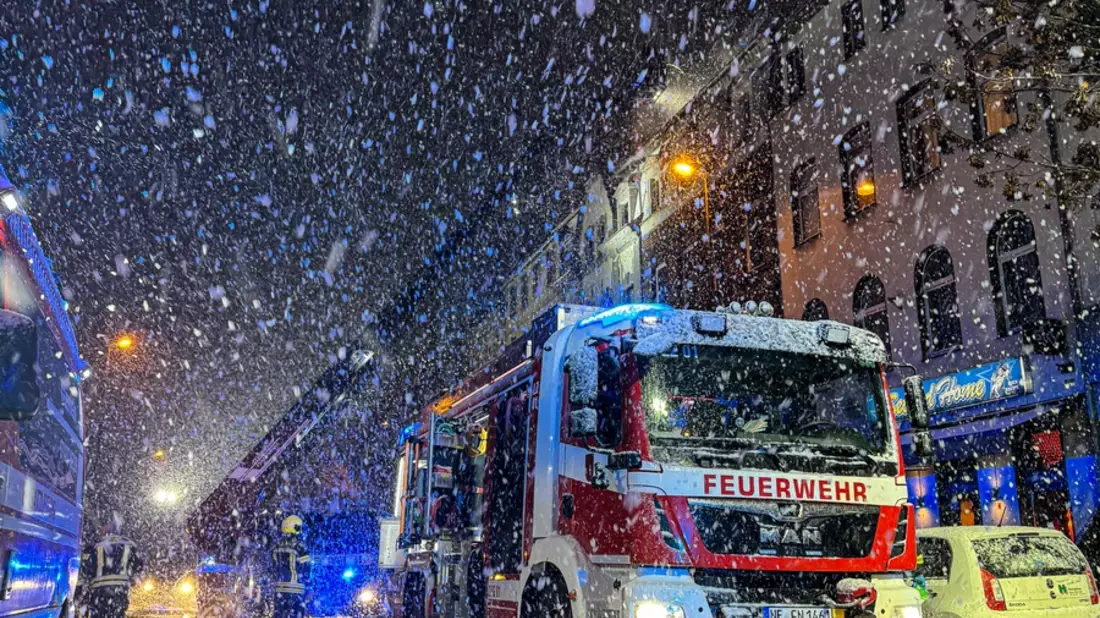FW-NE: Feuer in einem Wohnhaus auf der Further Straße | Eine verletzte Einsatzkraft und erheblicher Sachschaden - Bild: presseportal.de