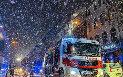FW-NE: Feuer in einem Wohnhaus auf der Further Straße | Eine verletzte Einsatzkraft und erheblicher Sachschaden - Foto: presseportal.de