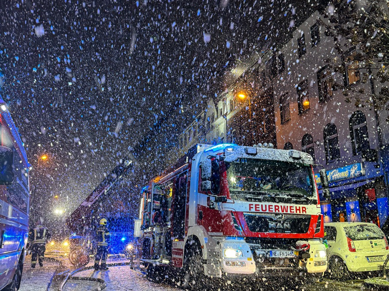 FW-NE: Feuer in einem Wohnhaus auf der Further Straße | Eine verletzte Einsatzkraft und erheblicher Sachschaden - Foto: presseportal.de