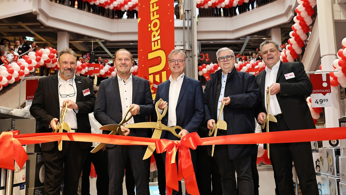 Einrichtungshaus der Extraklasse: Bürgermeister Dietmar Fieger eröffnet nach dem Komplettumbau den neuen XXXLutz in Obernburg - Foto: presseportal.de