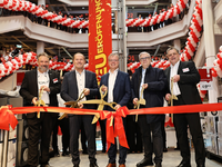 Einrichtungshaus der Extraklasse: Bürgermeister Dietmar Fieger eröffnet nach dem Komplettumbau den neuen XXXLutz in Obernburg - Foto: presseportal.de