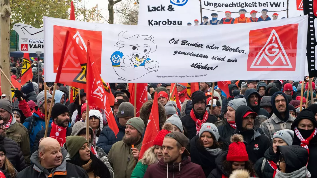 Tausende Teilnehmer demonstrieren vor dem Werk am Verhandlungsort in der Volkswagen Arena, mit anschließender Protest-Kundgebung direkt vor dem Stadion. - Bild: Alicia Windzio/dpa