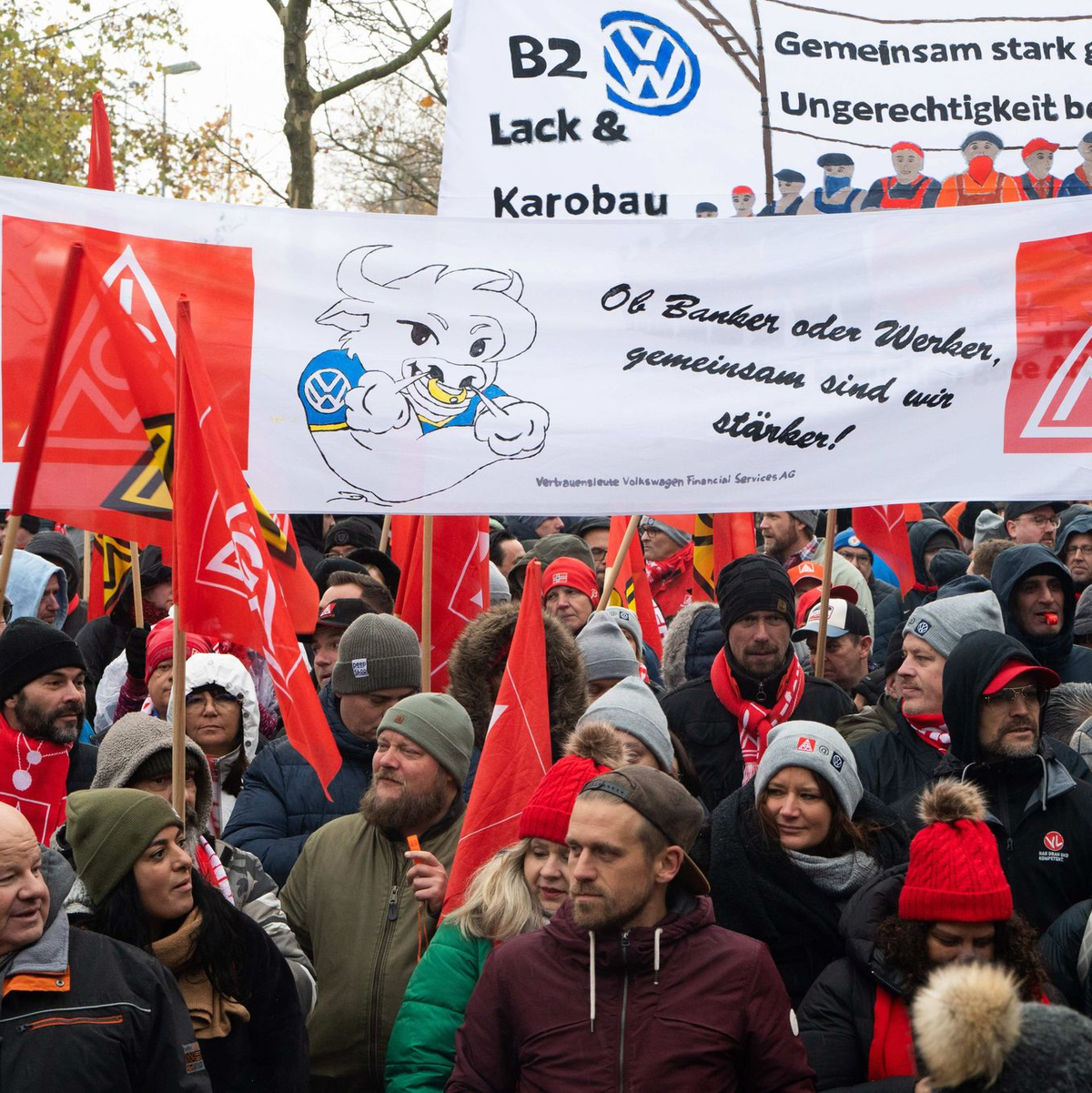Tausende Teilnehmer demonstrieren vor dem Werk am Verhandlungsort in der Volkswagen Arena, mit anschließender Protest-Kundgebung direkt vor dem Stadion. - Foto: Alicia Windzio/dpa
