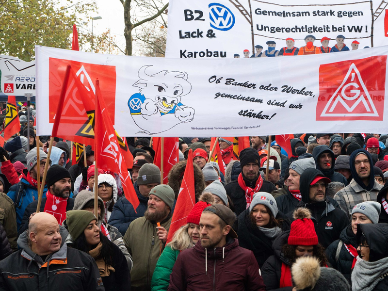 Tausende Teilnehmer demonstrieren vor dem Werk am Verhandlungsort in der Volkswagen Arena, mit anschließender Protest-Kundgebung direkt vor dem Stadion. - Foto: Alicia Windzio/dpa