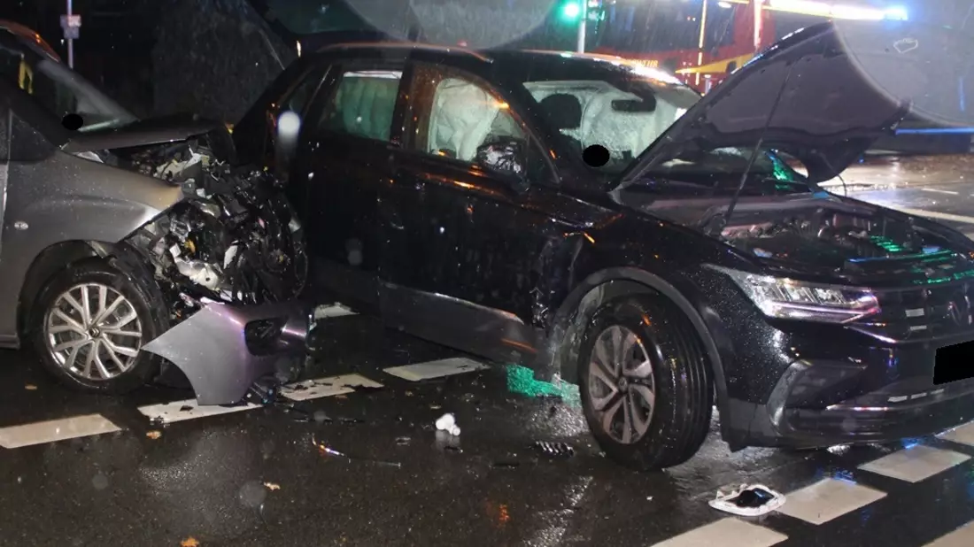 POL-MI: Drei Personen bei Kollision leicht verletzt - Bild: presseportal.de