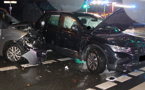 POL-MI: Drei Personen bei Kollision leicht verletzt - Foto: presseportal.de