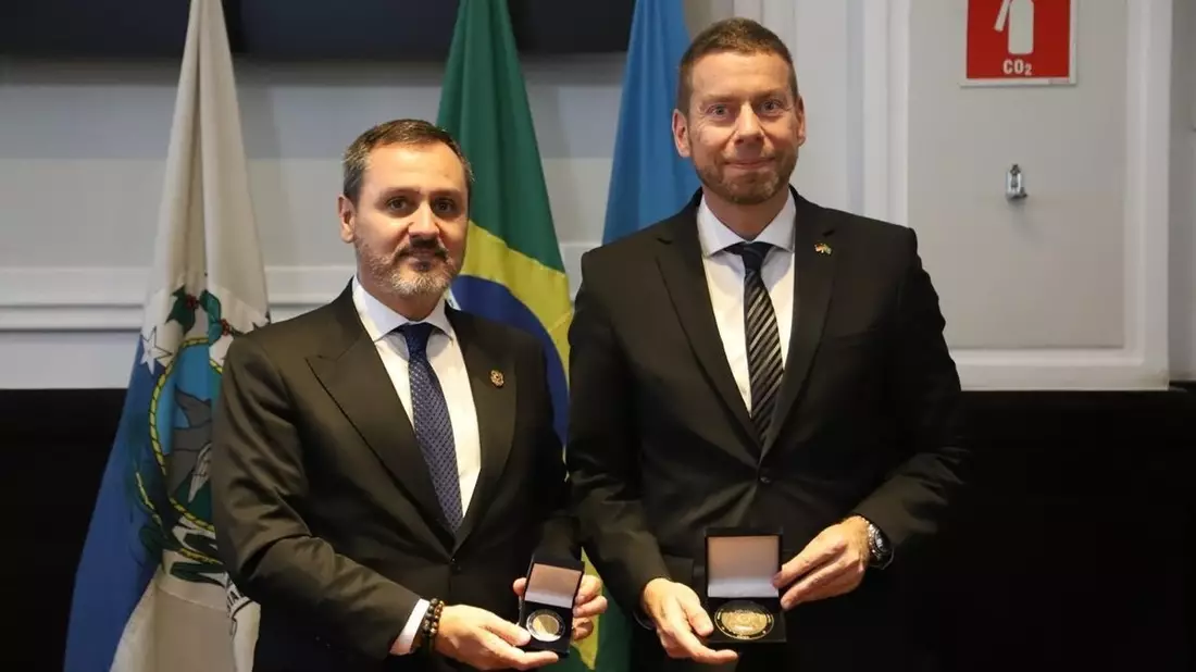 GZD: Zoll und Polícia Federal intensivieren Zusammenarbeit / Der Leiter des ZKA, Dr. Igelmann und der Generaldirektor der Polícia Federal (Brasilien), Rodrigues unterzeichnen Zusammenarbeitsvereinbarung - Bild: presseportal.de