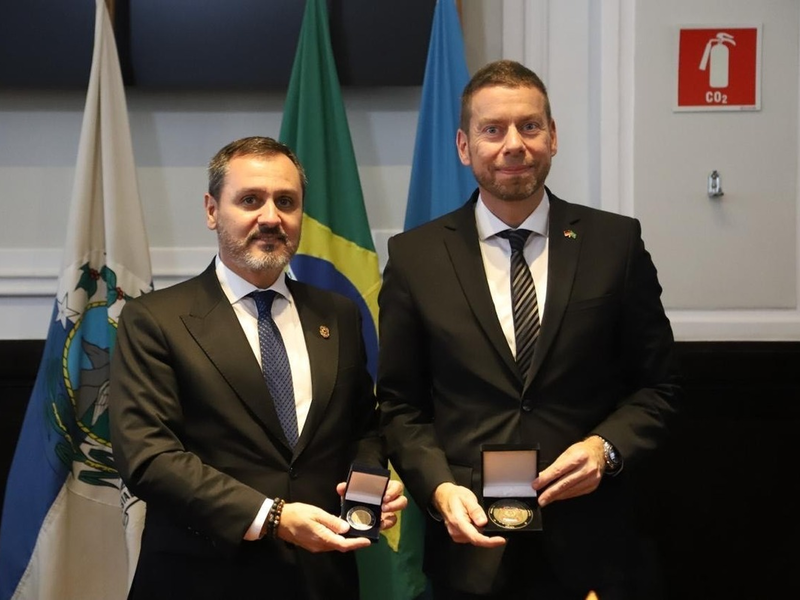 GZD: Zoll und Polícia Federal intensivieren Zusammenarbeit / Der Leiter des ZKA, Dr. Igelmann und der Generaldirektor der Polícia Federal (Brasilien), Rodrigues unterzeichnen Zusammenarbeitsvereinbarung - Foto: presseportal.de