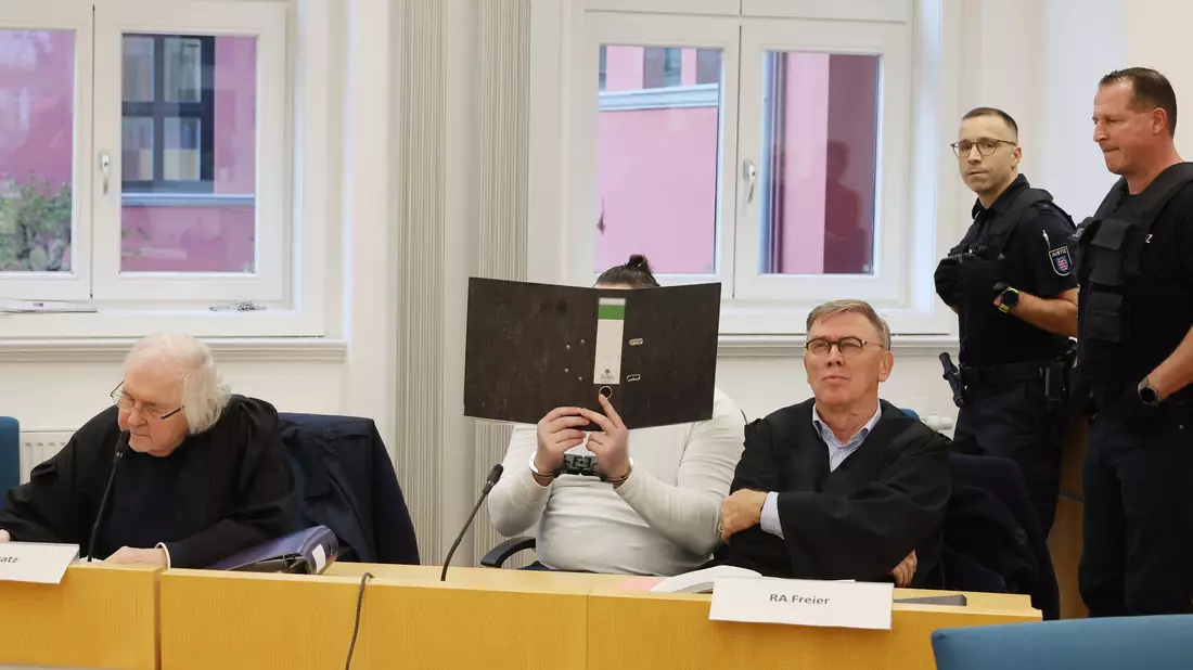 Zahlreiche Vergewaltigungsfälle werden dem Mann unter anderem vorgeworfen. Entsprechend umfangreich sind die Gerichtsakten in dem Prozess. - Bild: Bodo Schackow/dpa