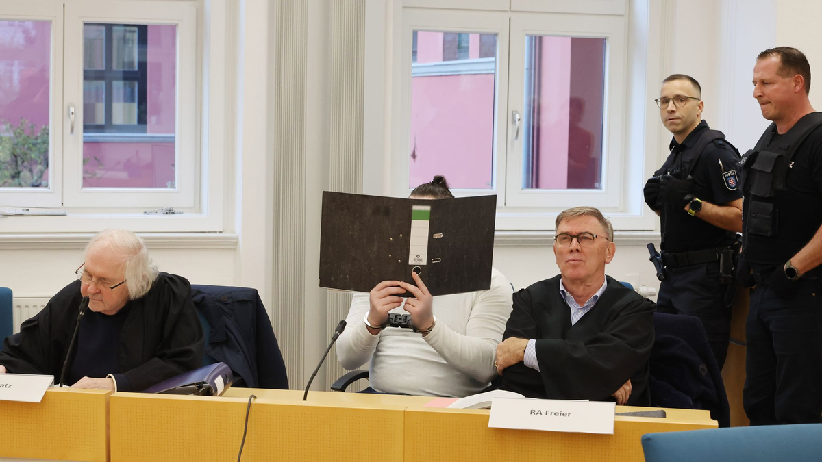 Zahlreiche Vergewaltigungsfälle werden dem Mann unter anderem vorgeworfen. Entsprechend umfangreich sind die Gerichtsakten in dem Prozess. - Foto: Bodo Schackow/dpa