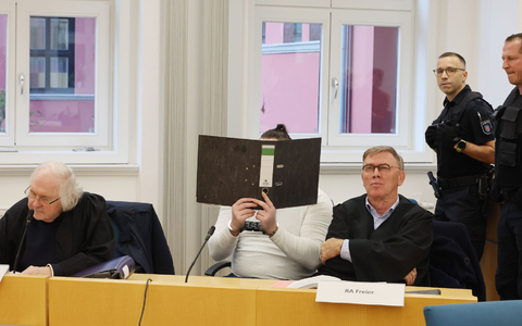 Zahlreiche Vergewaltigungsfälle werden dem Mann unter anderem vorgeworfen. Entsprechend umfangreich sind die Gerichtsakten in dem Prozess. - Foto: Bodo Schackow/dpa