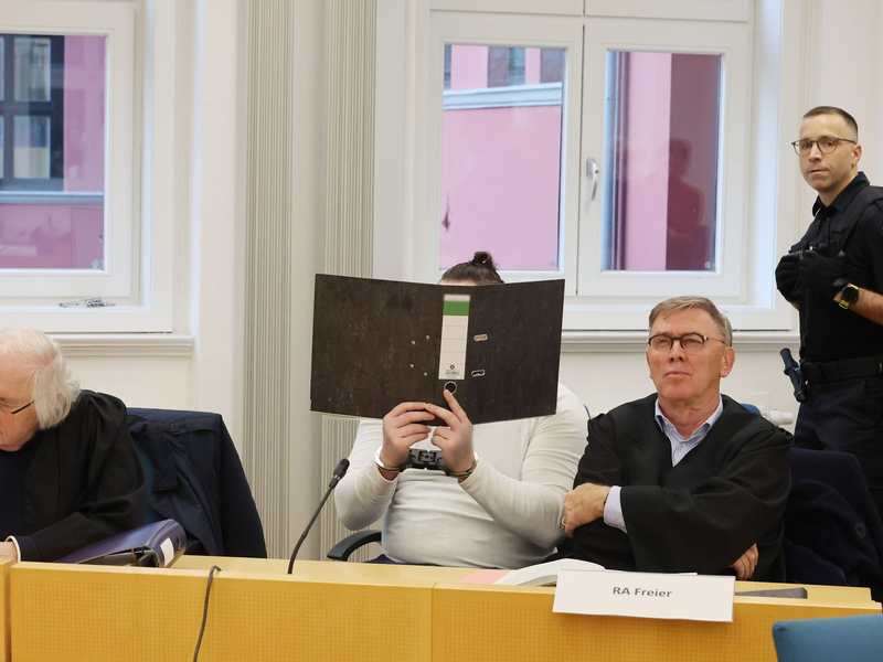 Zahlreiche Vergewaltigungsfälle werden dem Mann unter anderem vorgeworfen. Entsprechend umfangreich sind die Gerichtsakten in dem Prozess. - Foto: Bodo Schackow/dpa