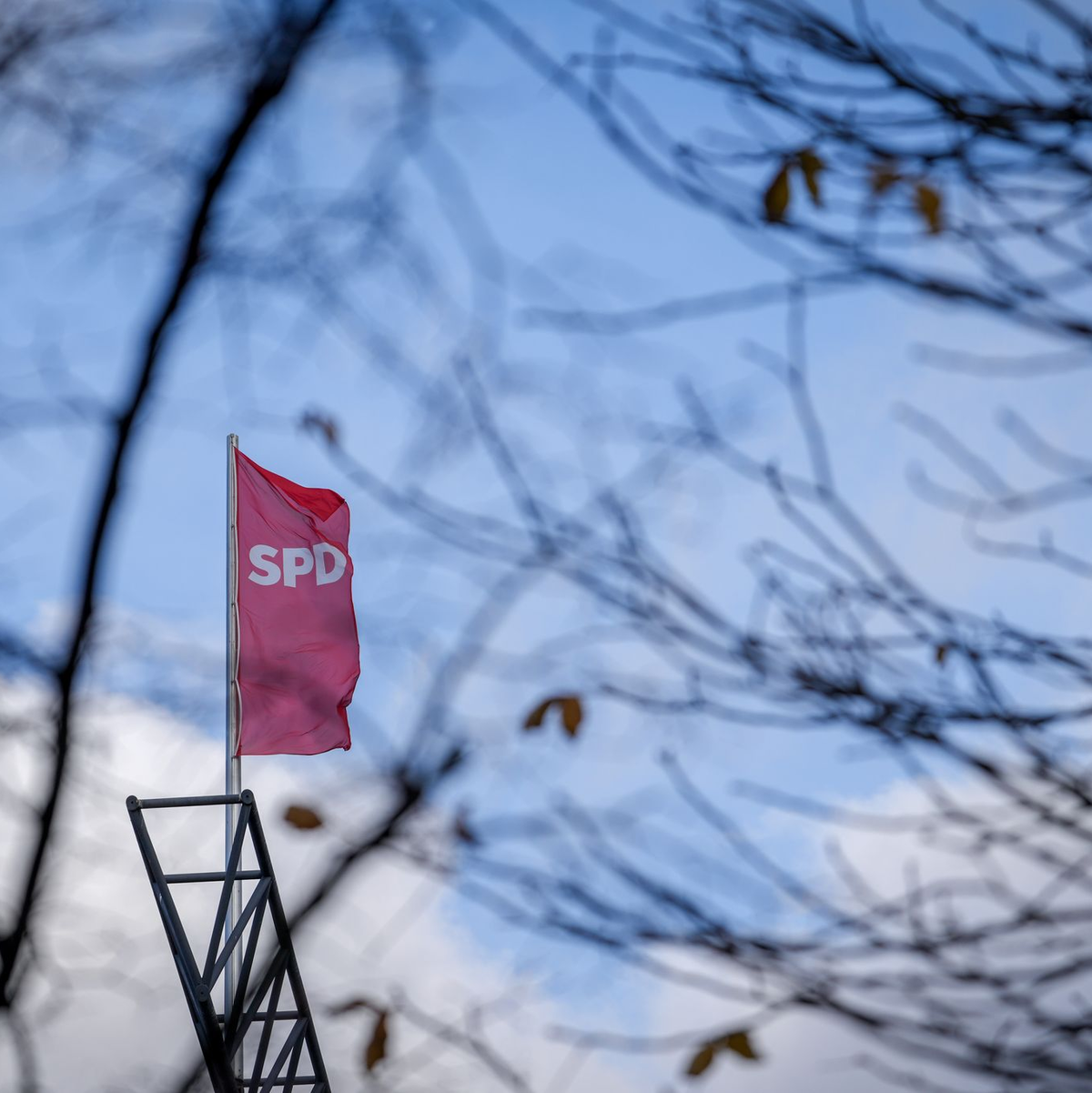 Stürmische Zeiten in der SPD: Die K-Frage ist immer noch nicht beantwortet. Die Parteiführung steht zunehmend unter Druck, einen Kanzlerkandidaten zu bestimmen. - Foto: Kay Nietfeld/dpa