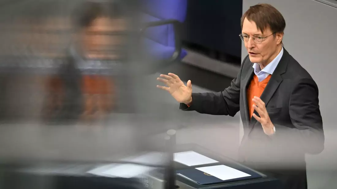 Kabinettsmitglieder wie Gesundheitsminister Karl Lauterbach unterstützen Scholz in der Kanzlerkandidatur-Debatte. (Archivbild) - Bild: Anna Ross/dpa