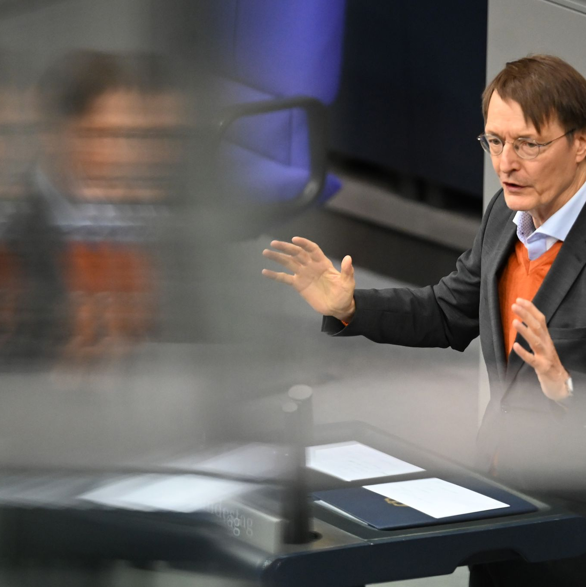 Kabinettsmitglieder wie Gesundheitsminister Karl Lauterbach unterstützen Scholz in der Kanzlerkandidatur-Debatte. (Archivbild) - Foto: Anna Ross/dpa