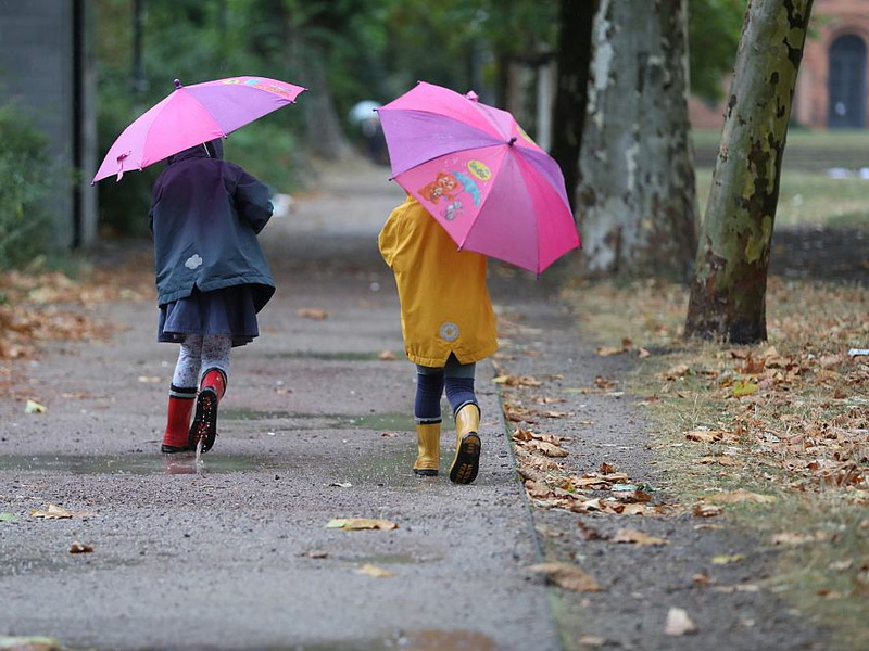 Zwei Kleinkinder bei Herbstanfang (Archiv) - Foto: über dts Nachrichtenagentur