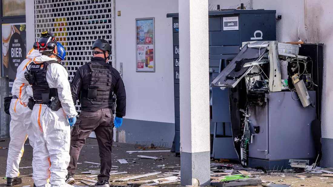 Durch die Sprengung von Geldautomaten wurden 2023 insgesamt 28,4 Millionen Euro erbeutet.  - Bild: Jens Büttner/dpa