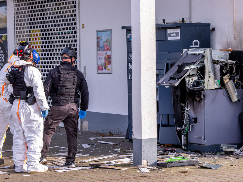 Durch die Sprengung von Geldautomaten wurden 2023 insgesamt 28,4 Millionen Euro erbeutet.  - Foto: Jens Büttner/dpa