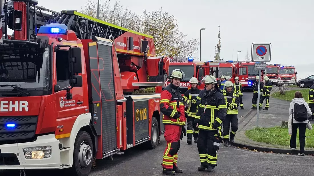 FW Königswinter: Kellerbrand mit starker Verrauchung im Gymnasium Oberpleis entpuppt sich als brennende Türklinken an der Zugangstür zum Heizungskeller. - Bild: presseportal.de