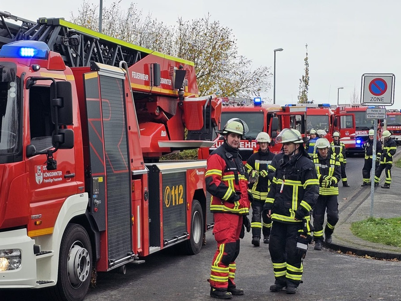 FW Königswinter: Kellerbrand mit starker Verrauchung im Gymnasium Oberpleis entpuppt sich als brennende Türklinken an der Zugangstür zum Heizungskeller. - Foto: presseportal.de