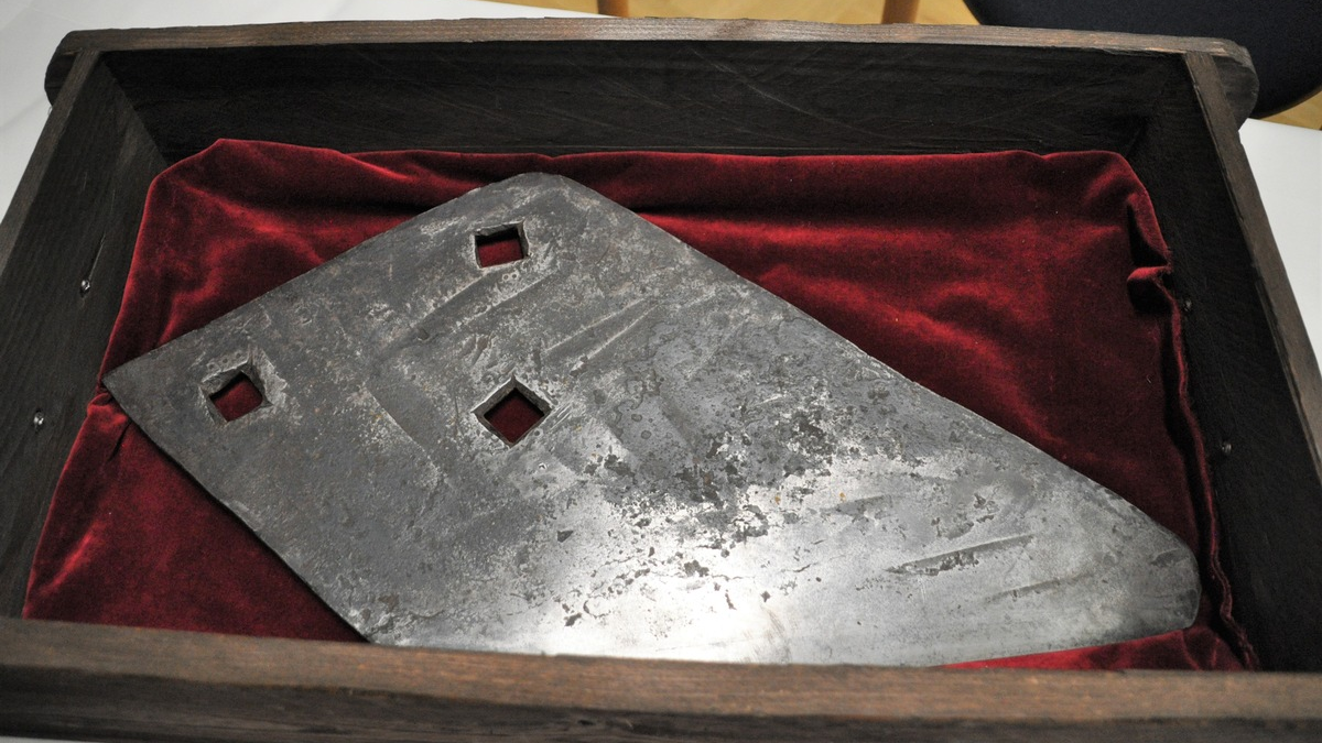 HDP-RP: Schinderhannes-Fallbeil wechselt den Besitzer; Übergabe des historischen Exponats von der Hochschule der Polizei Rheinland-Pfalz an das Hunsrück-Museum Simmern - Foto: presseportal.de