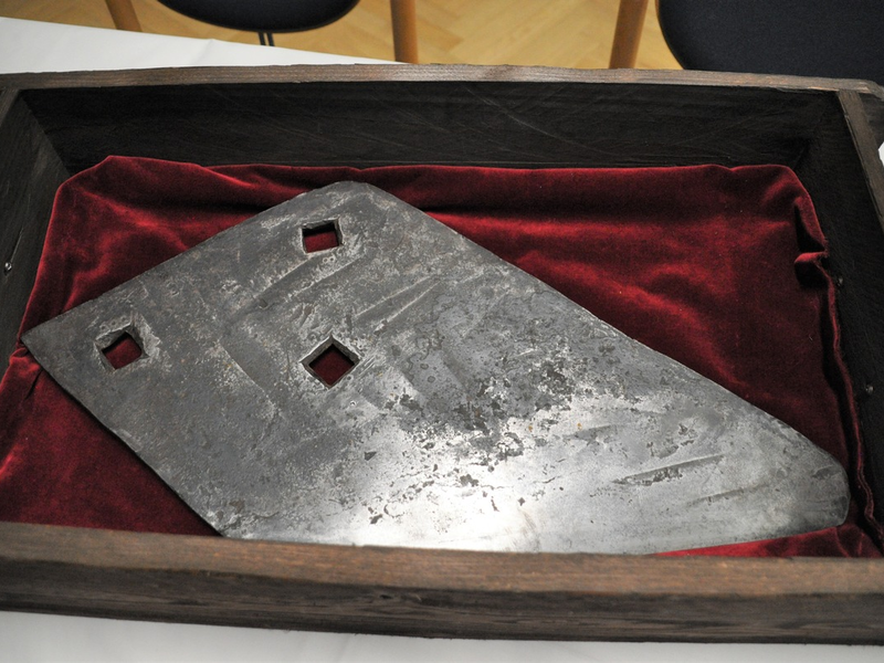 HDP-RP: Schinderhannes-Fallbeil wechselt den Besitzer; Übergabe des historischen Exponats von der Hochschule der Polizei Rheinland-Pfalz an das Hunsrück-Museum Simmern - Foto: presseportal.de