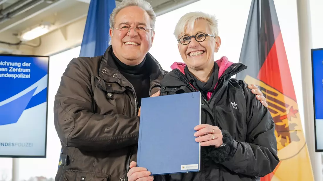 BPOLP Potsdam: Kooperationsvertrag in Neustadt (Holstein) unterzeichnet. DLR und Bundespolizei stärken Zusammenarbeit bei maritimer Sicherheit. - Bild: presseportal.de