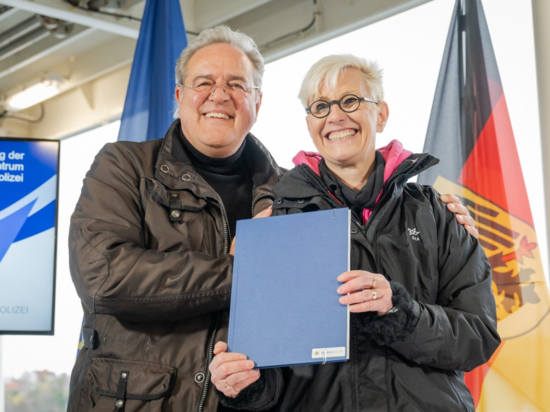 BPOLP Potsdam: Kooperationsvertrag in Neustadt (Holstein) unterzeichnet. DLR und Bundespolizei stärken Zusammenarbeit bei maritimer Sicherheit. - Foto: presseportal.de